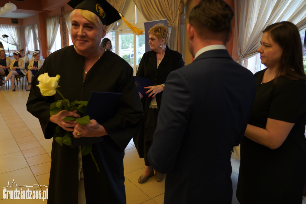 Wręczenie dyplomów ukończenia studiów pielęgniarskich