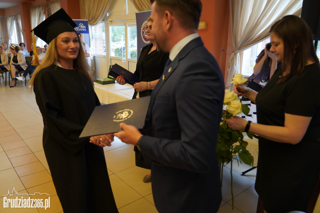 Wręczenie dyplomów ukończenia studiów pielęgniarskich