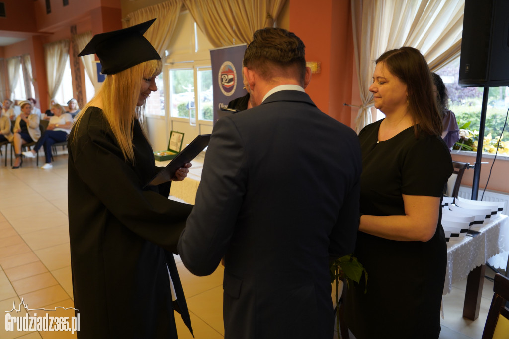 Wręczenie dyplomów ukończenia studiów pielęgniarskich