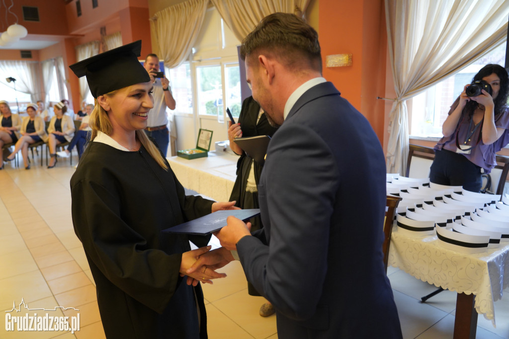Wręczenie dyplomów ukończenia studiów pielęgniarskich