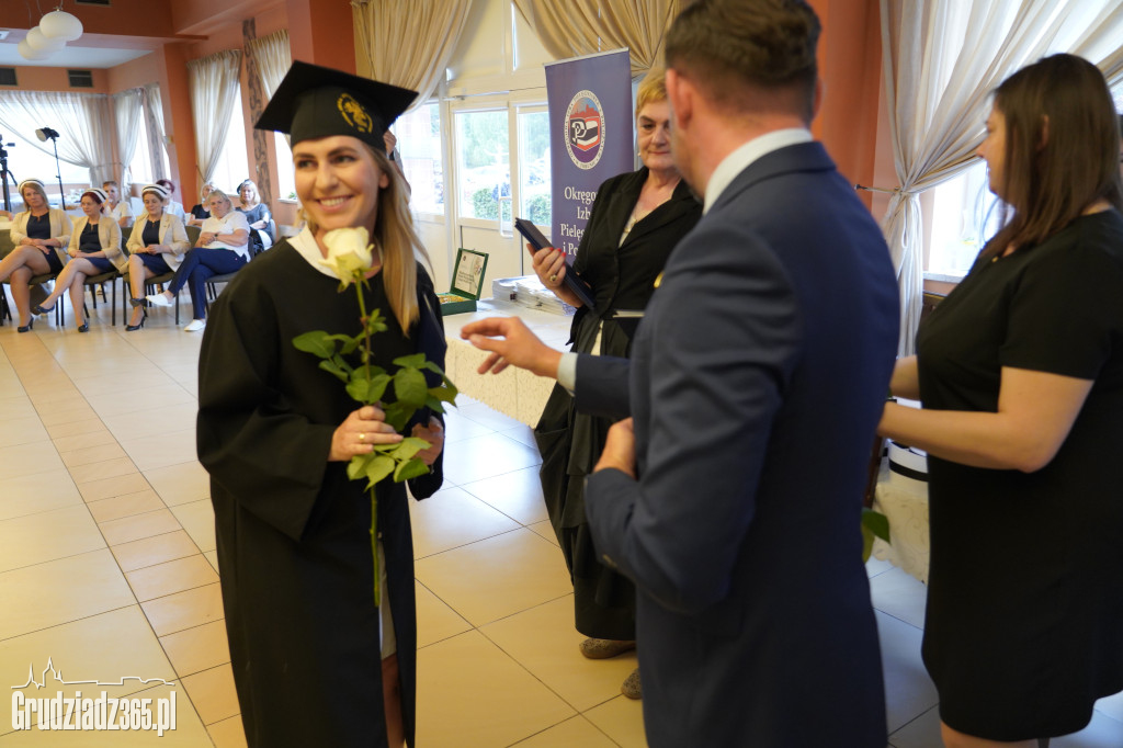 Wręczenie dyplomów ukończenia studiów pielęgniarskich