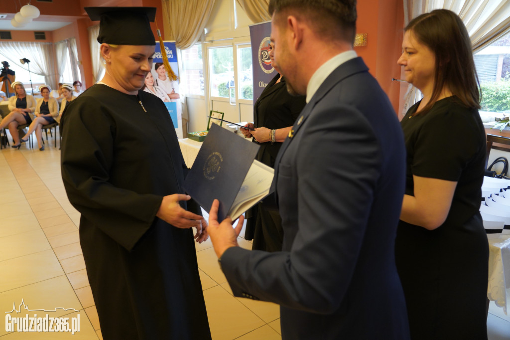 Wręczenie dyplomów ukończenia studiów pielęgniarskich