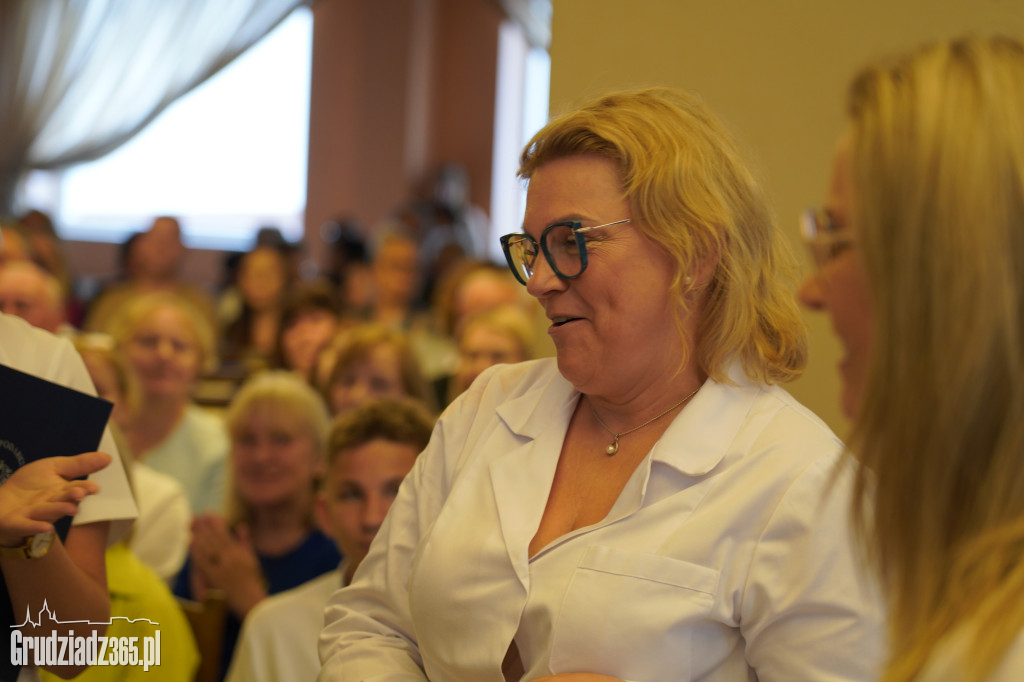 Wręczenie dyplomów ukończenia studiów pielęgniarskich