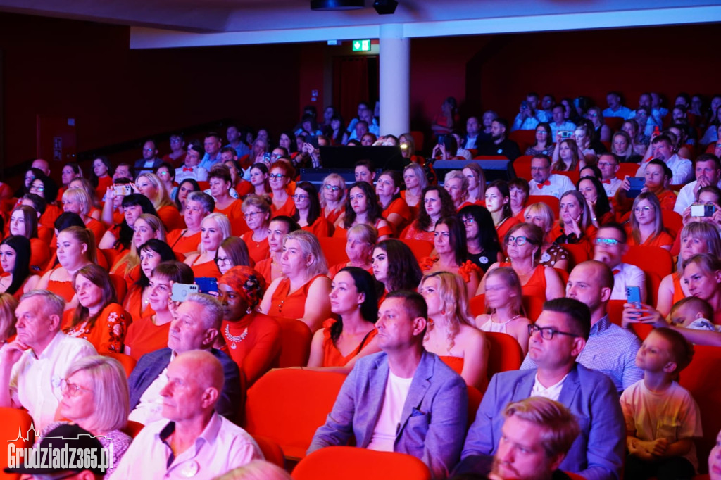 W grudziądzkim teatrze wręczono Statuetki Ambasadora Dzieci. 15-lecie Spinakera