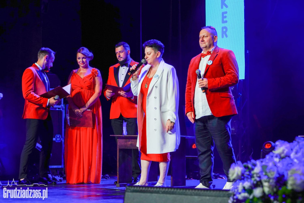 W grudziądzkim teatrze wręczono Statuetki Ambasadora Dzieci. 15-lecie Spinakera