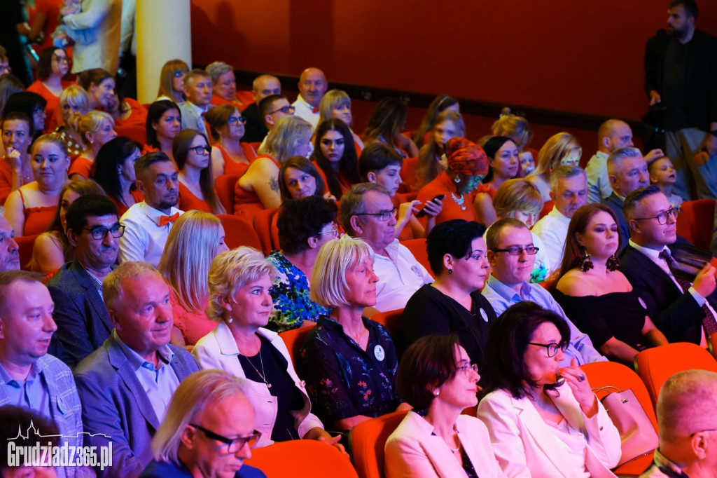 W grudziądzkim teatrze wręczono Statuetki Ambasadora Dzieci. 15-lecie Spinakera