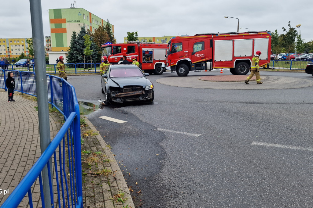 Zderzenie samochodów osobowych na rondzie na os. Lotnisko w Grudziądzu