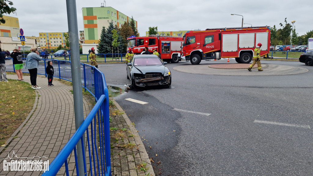 Zderzenie samochodów osobowych na rondzie na os. Lotnisko w Grudziądzu