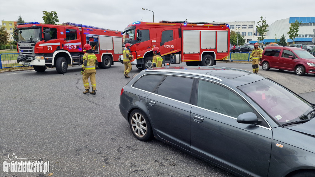 Zderzenie samochodów osobowych na rondzie na os. Lotnisko w Grudziądzu