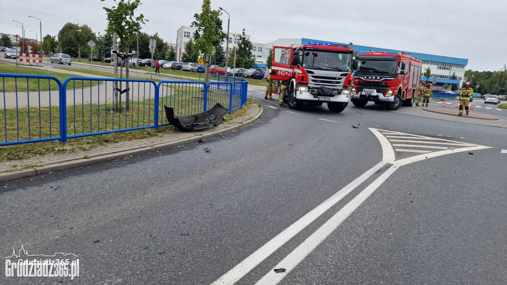 Zderzenie samochodów osobowych na rondzie na os. Lotnisko w Grudziądzu