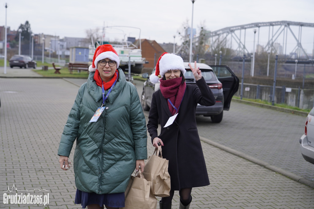 Grudziądz: Wolontariusze ruszają z paczkami dla seniorów!