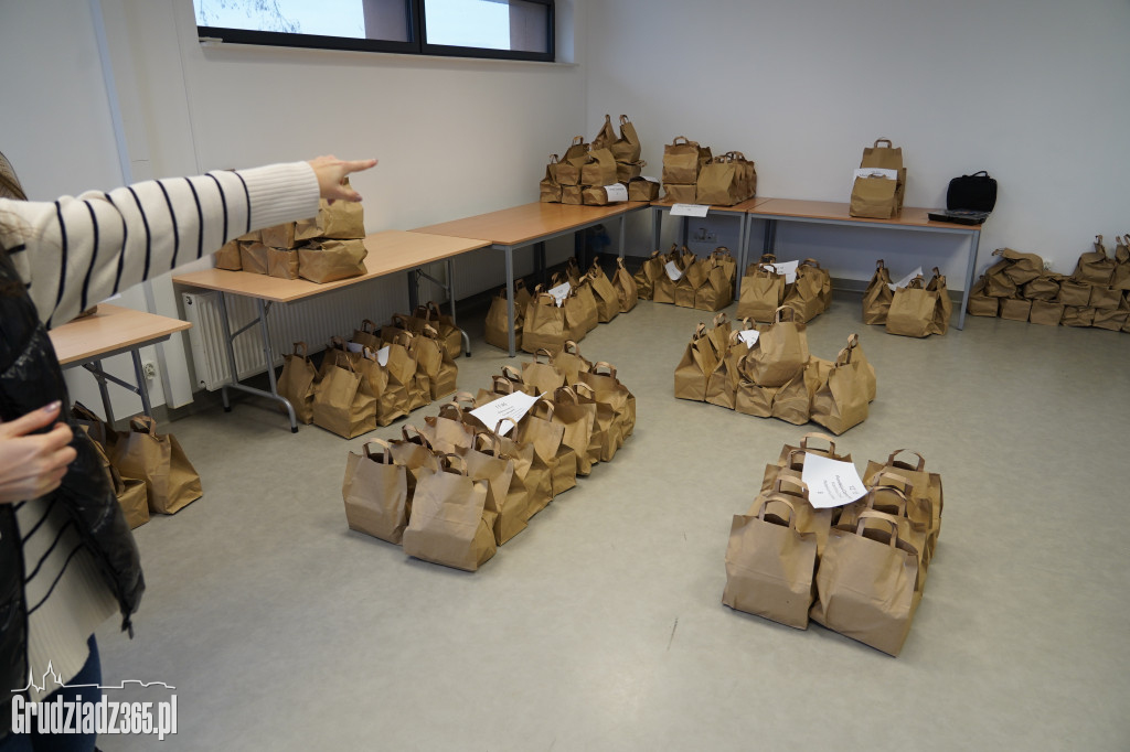 Grudziądz: Wolontariusze ruszają z paczkami dla seniorów!