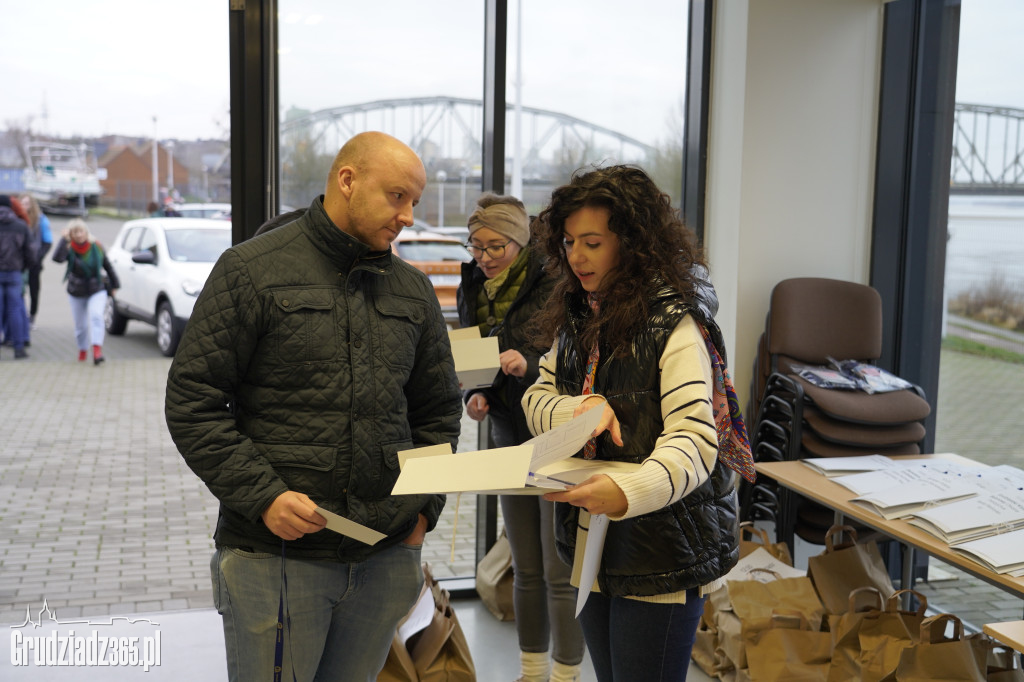 Grudziądz: Wolontariusze ruszają z paczkami dla seniorów!