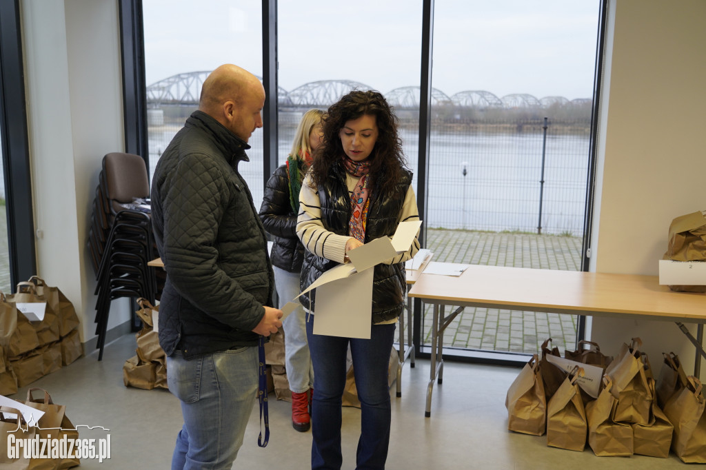 Grudziądz: Wolontariusze ruszają z paczkami dla seniorów!