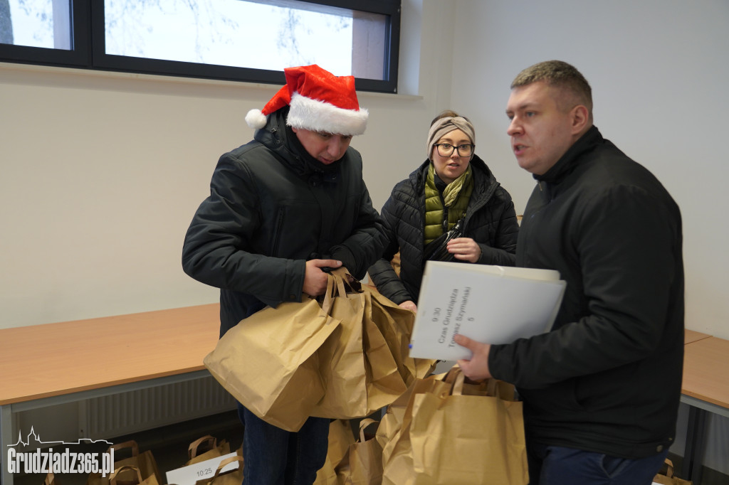 Grudziądz: Wolontariusze ruszają z paczkami dla seniorów!