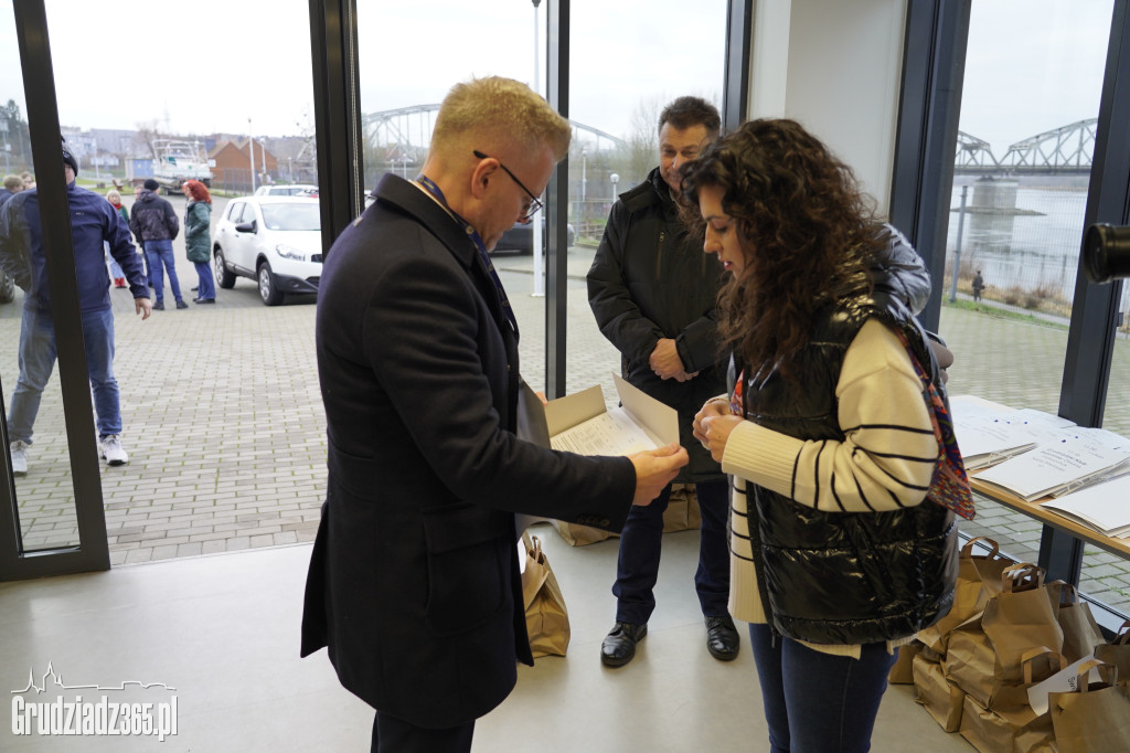 Grudziądz: Wolontariusze ruszają z paczkami dla seniorów!