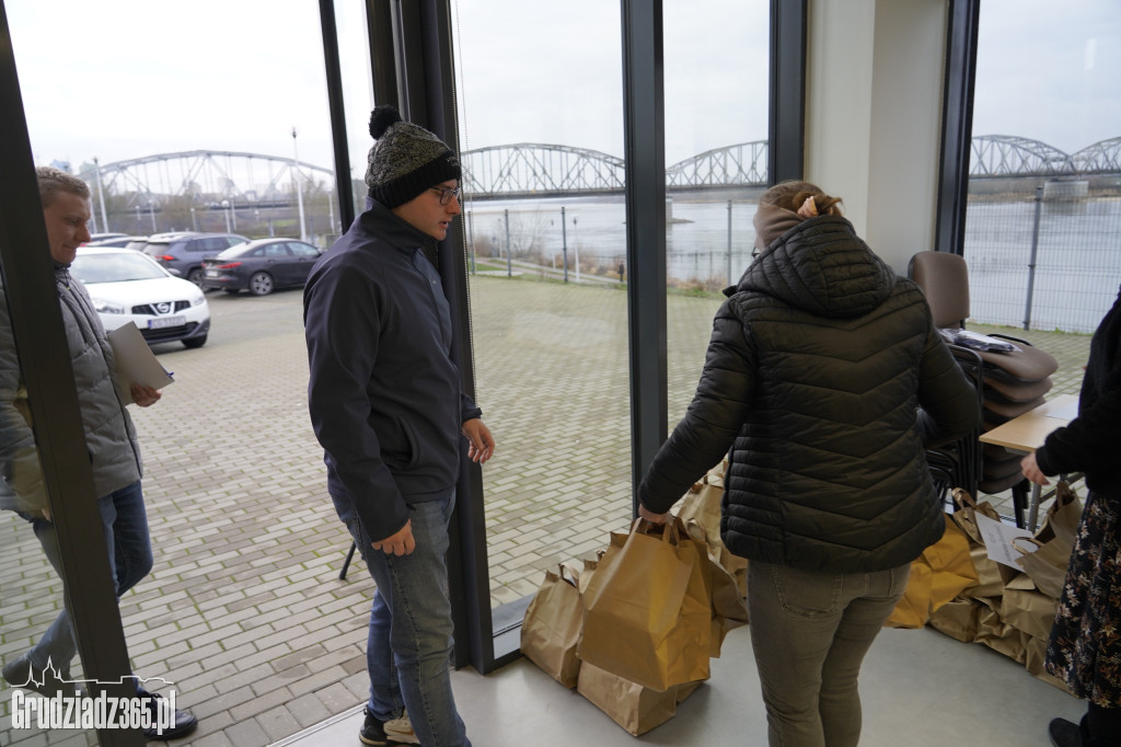 Grudziądz: Wolontariusze ruszają z paczkami dla seniorów!