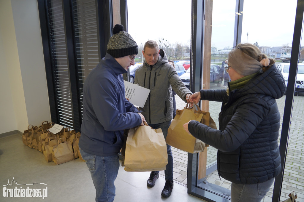 Grudziądz: Wolontariusze ruszają z paczkami dla seniorów!