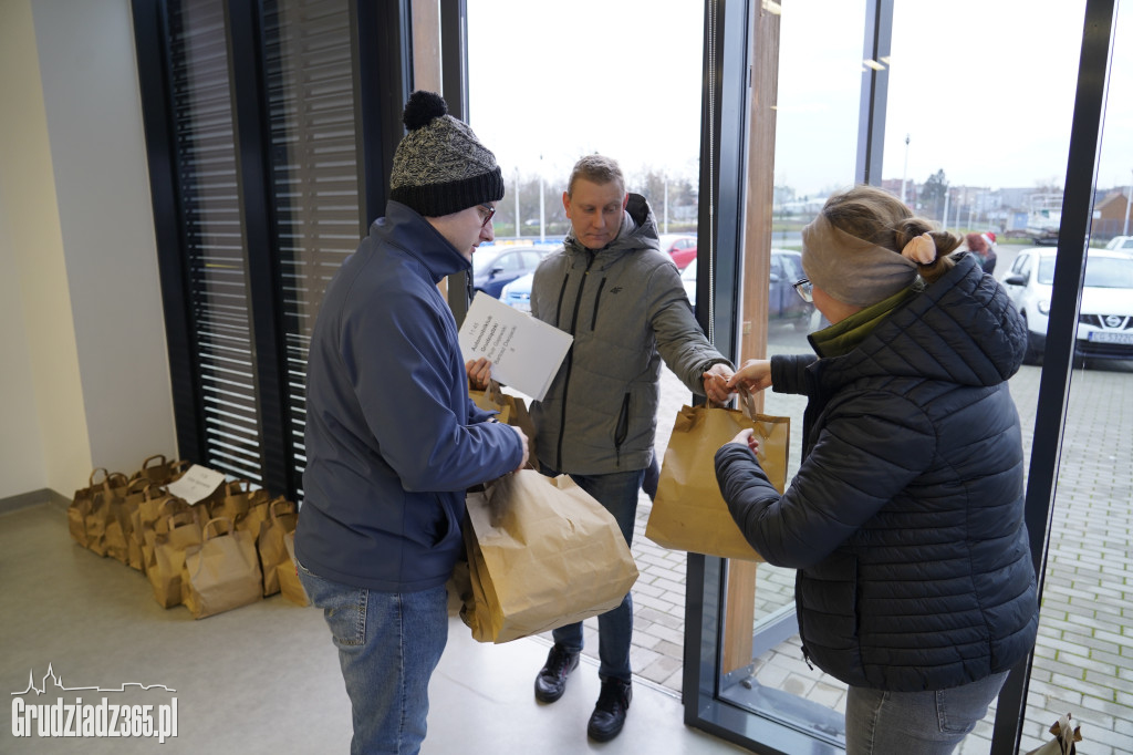 Grudziądz: Wolontariusze ruszają z paczkami dla seniorów!