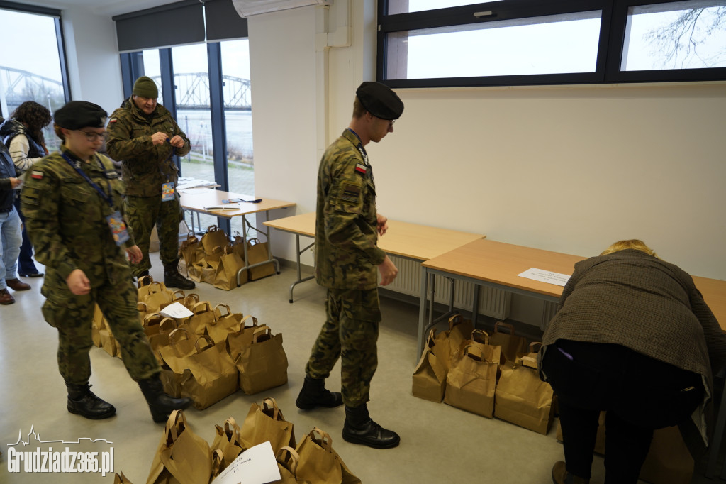 Grudziądz: Wolontariusze ruszają z paczkami dla seniorów!