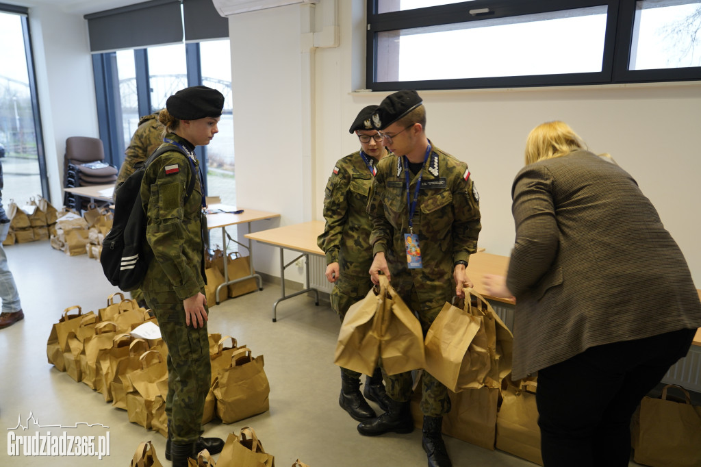 Grudziądz: Wolontariusze ruszają z paczkami dla seniorów!