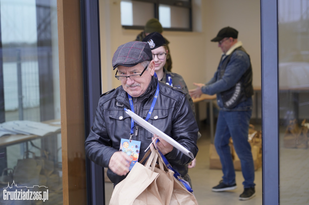 Grudziądz: Wolontariusze ruszają z paczkami dla seniorów!