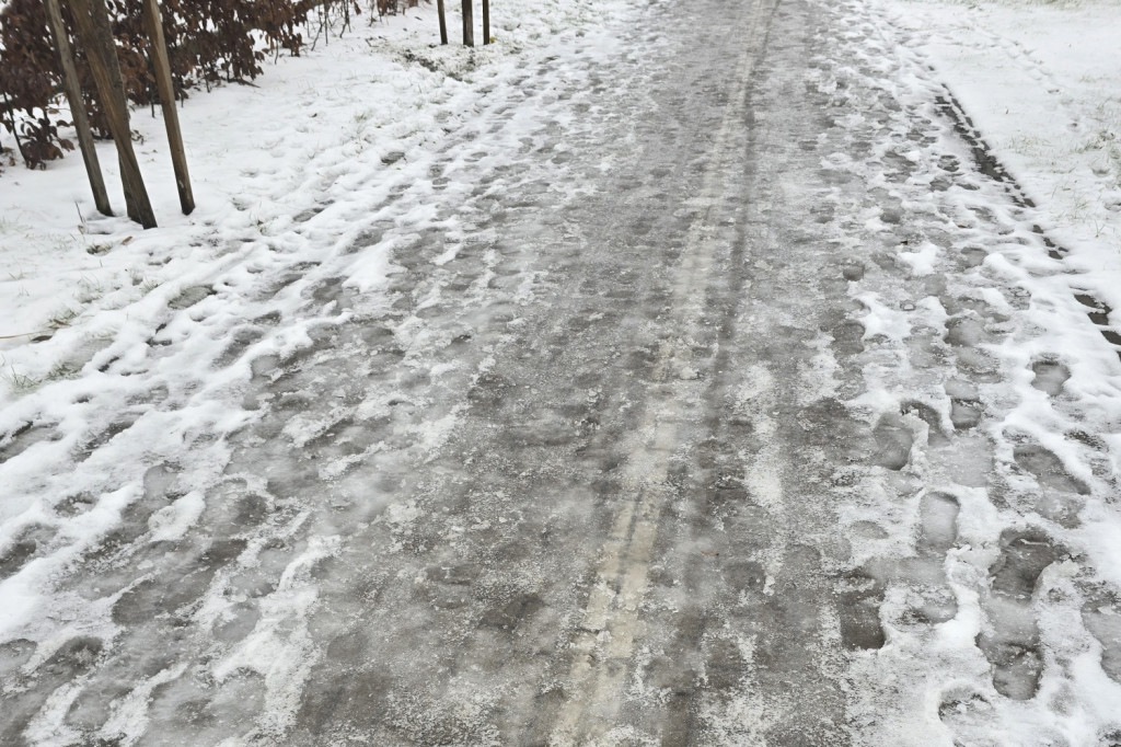 Oblodzone chodniki i błoto pośniegowe w Grudziądzu