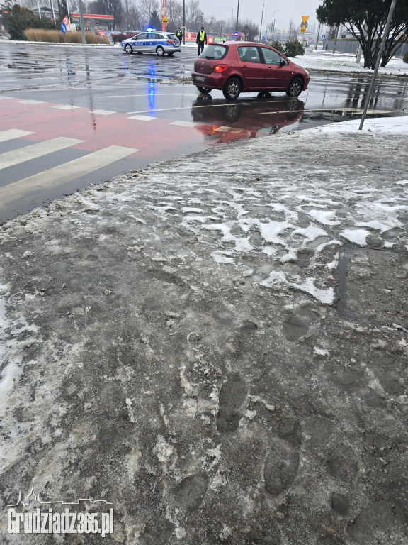 Oblodzone chodniki i błoto pośniegowe w Grudziądzu