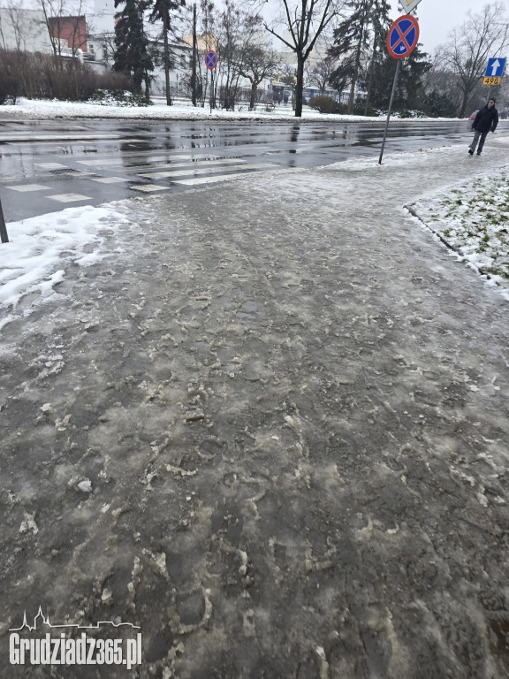 Oblodzone chodniki i błoto pośniegowe w Grudziądzu