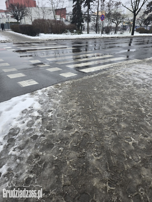 Oblodzone chodniki i błoto pośniegowe w Grudziądzu