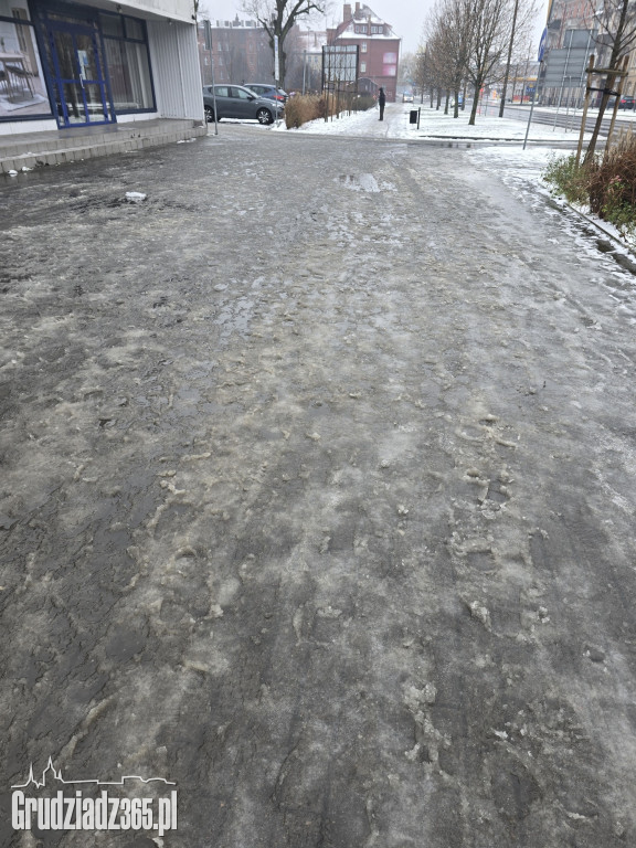 Oblodzone chodniki i błoto pośniegowe w Grudziądzu