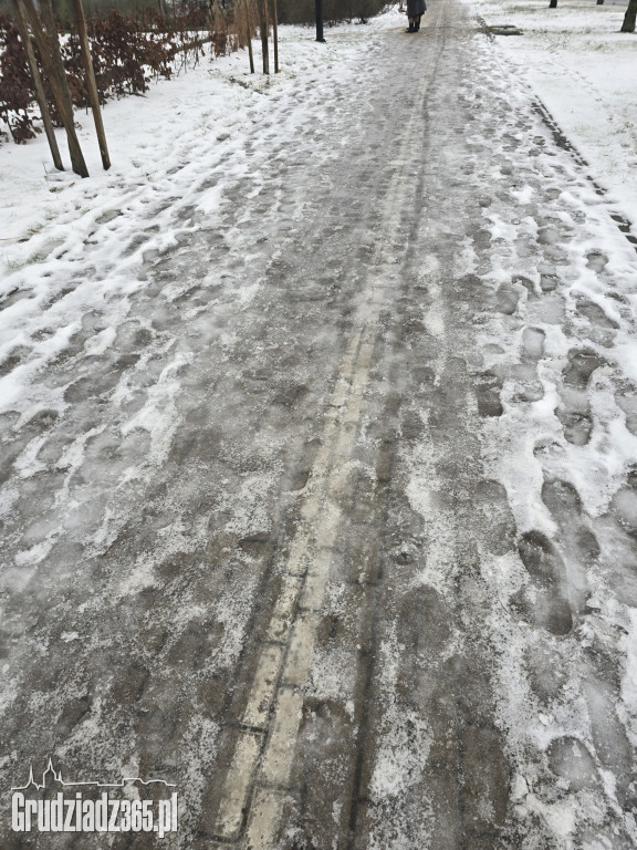 Oblodzone chodniki i błoto pośniegowe w Grudziądzu