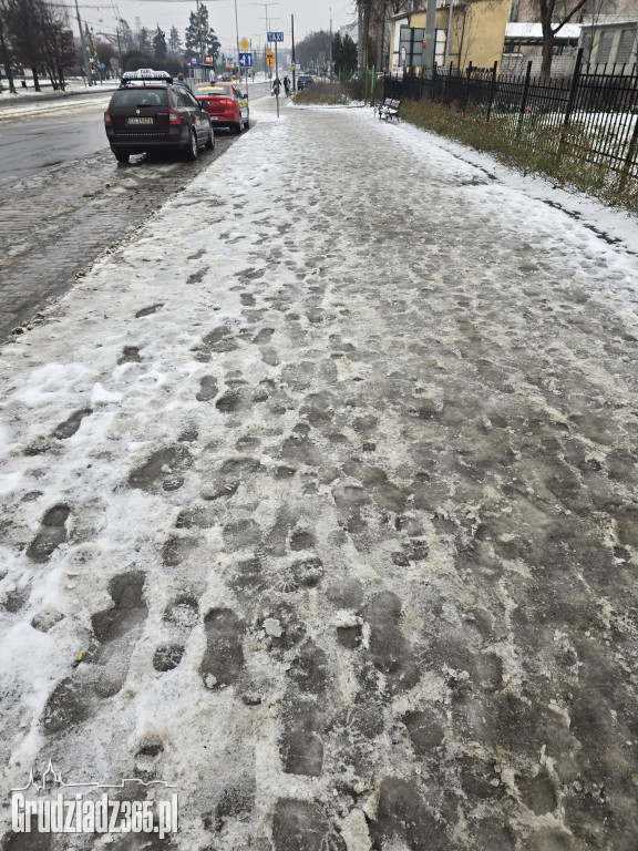 Oblodzone chodniki i błoto pośniegowe w Grudziądzu