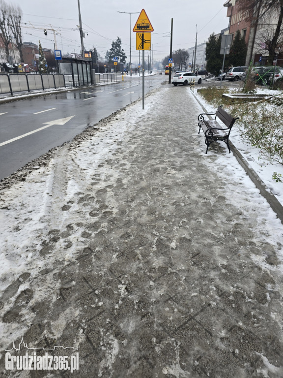 Oblodzone chodniki i błoto pośniegowe w Grudziądzu