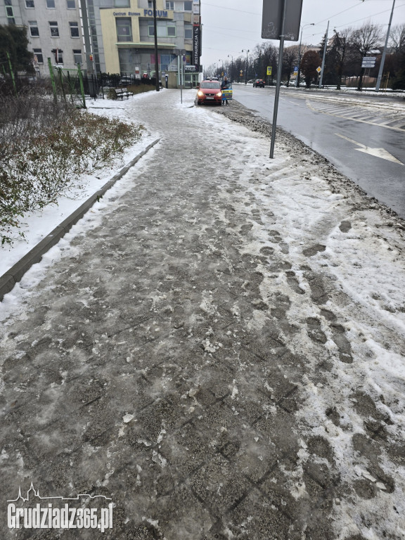 Oblodzone chodniki i błoto pośniegowe w Grudziądzu