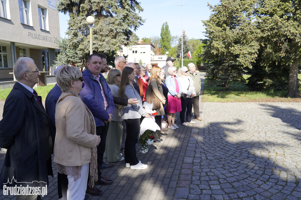 Grudziądz Pamięta o Ludziach Pracy. Skromne Obchody 1 Maja przy Pomniku Pomordowanych