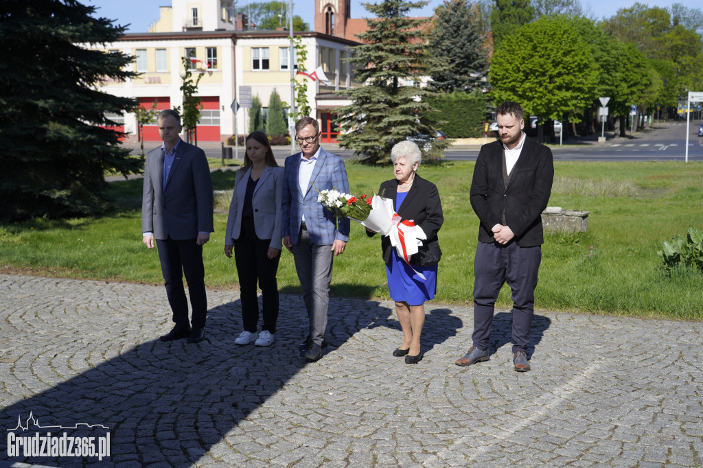 Grudziądz Pamięta o Ludziach Pracy. Skromne Obchody 1 Maja przy Pomniku Pomordowanych