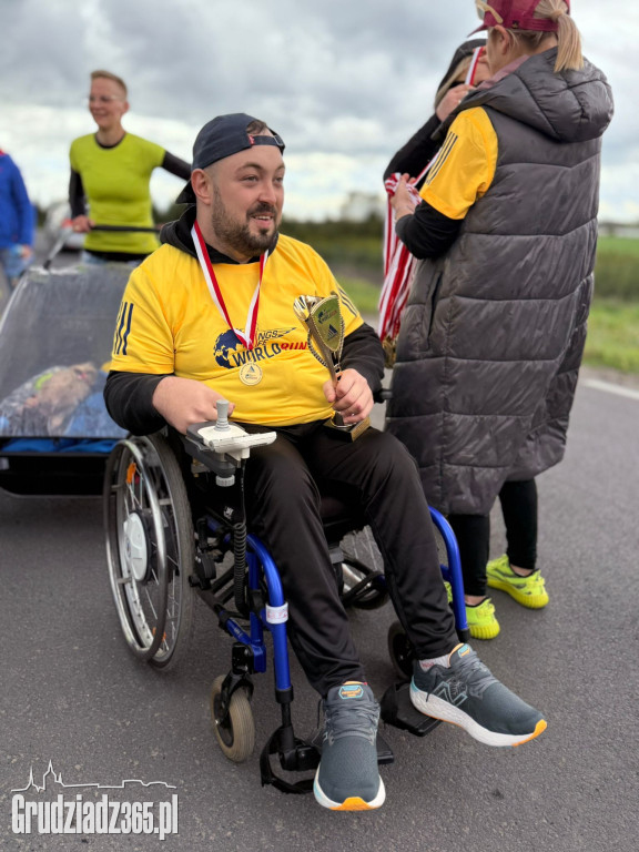 Grudziądz pobiegł dla Wings for Life! Niezwykły wyczyn Dawida w egzoszkielecie