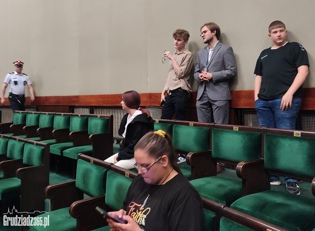 Młodzi Grudziądzanie z OHP za kulisami Wielkiej Polityki! Wizyta w Sejmie na Zaproszenie posła Piotra Kowala