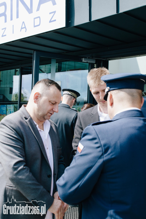 Święto Policji w Grudziądzu: Awanse, odznaczenia i podziękowania w marinie