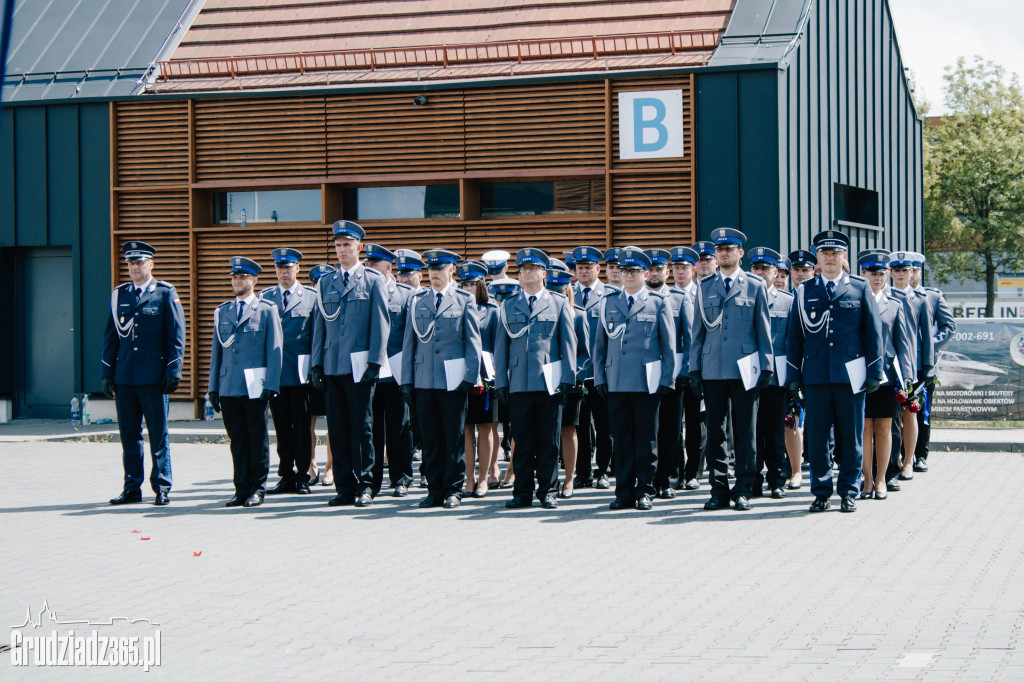 Święto Policji w Grudziądzu: Awanse, odznaczenia i podziękowania w marinie