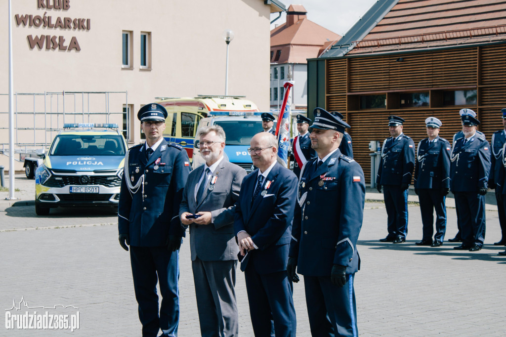 Święto Policji w Grudziądzu: Awanse, odznaczenia i podziękowania w marinie