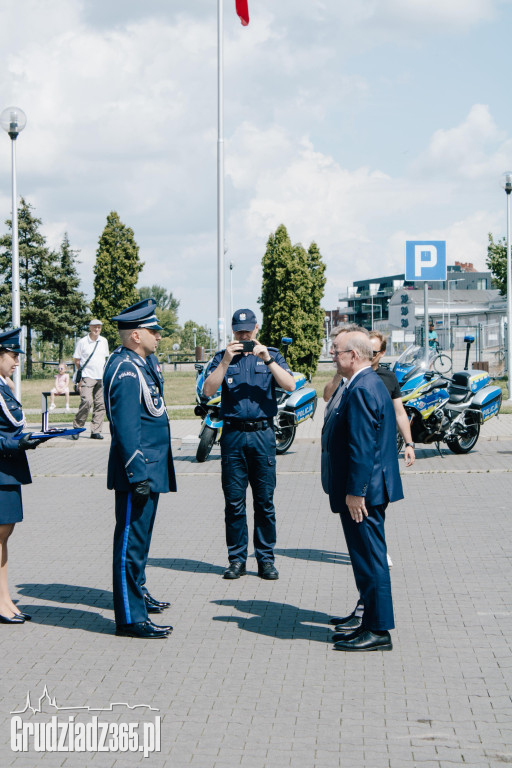 Święto Policji w Grudziądzu: Awanse, odznaczenia i podziękowania w marinie
