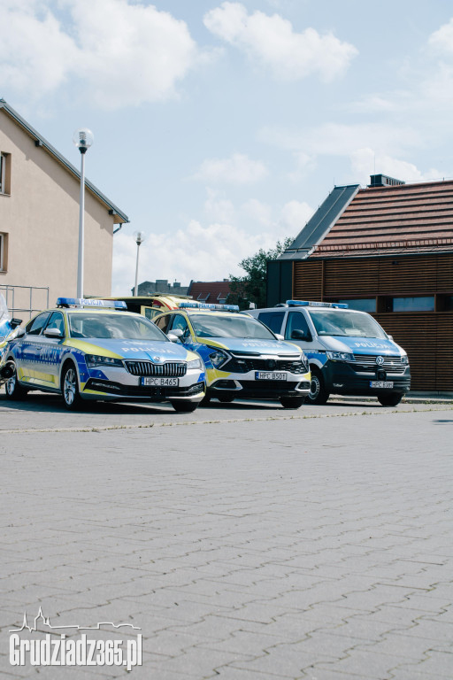 Święto Policji w Grudziądzu: Awanse, odznaczenia i podziękowania w marinie