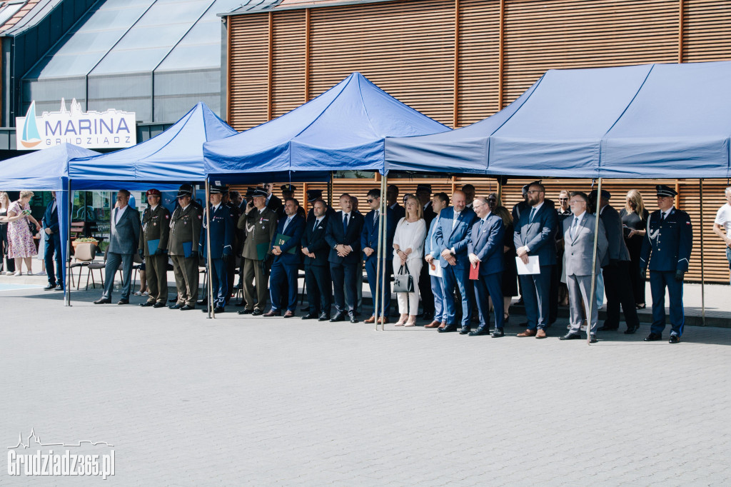 Święto Policji w Grudziądzu: Awanse, odznaczenia i podziękowania w marinie