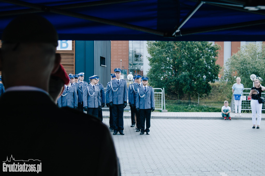 Święto Policji w Grudziądzu: Awanse, odznaczenia i podziękowania w marinie