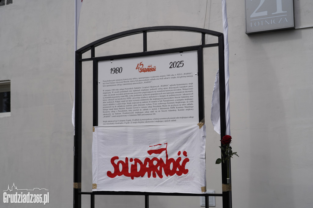 Hołd dla bohaterów Solidarności. W Grudziądzu odsłonięto tablicę w 45. rocznicę zrywu