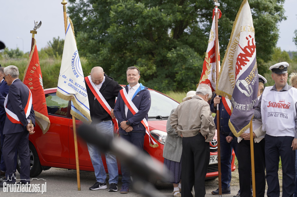 Hołd dla bohaterów Solidarności. W Grudziądzu odsłonięto tablicę w 45. rocznicę zrywu