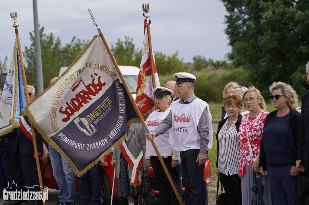 Hołd dla bohaterów Solidarności. W Grudziądzu odsłonięto tablicę w 45. rocznicę zrywu