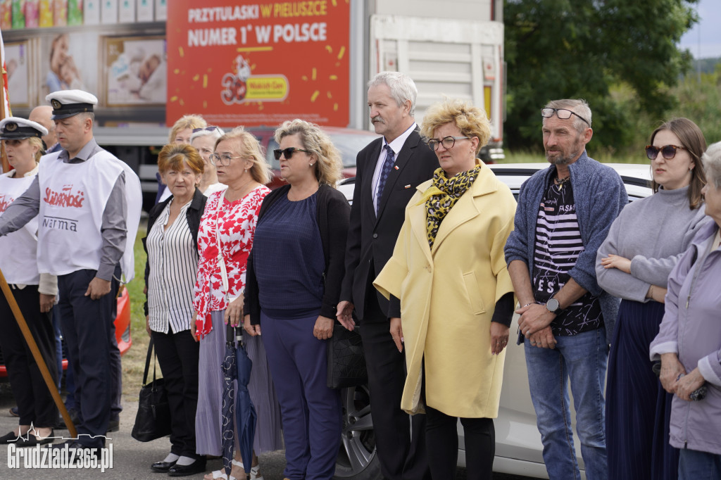 Hołd dla bohaterów Solidarności. W Grudziądzu odsłonięto tablicę w 45. rocznicę zrywu
